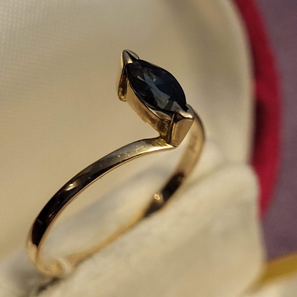 14K Gold Ring with gemstone ( saphire) - Picture 8 of 13